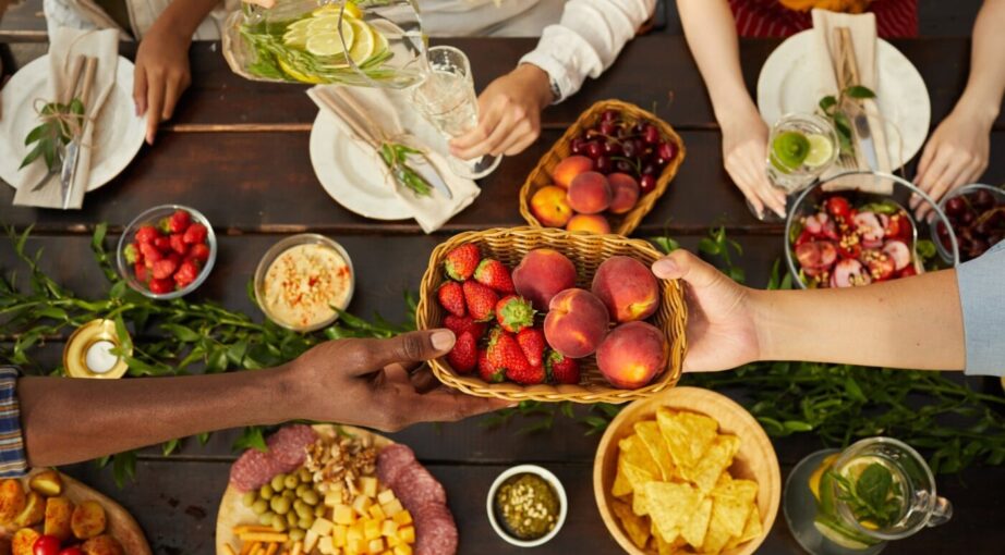 Letni stół: jak stylowo zaaranżować garden party lub kolację na&nbsp;tarasie?